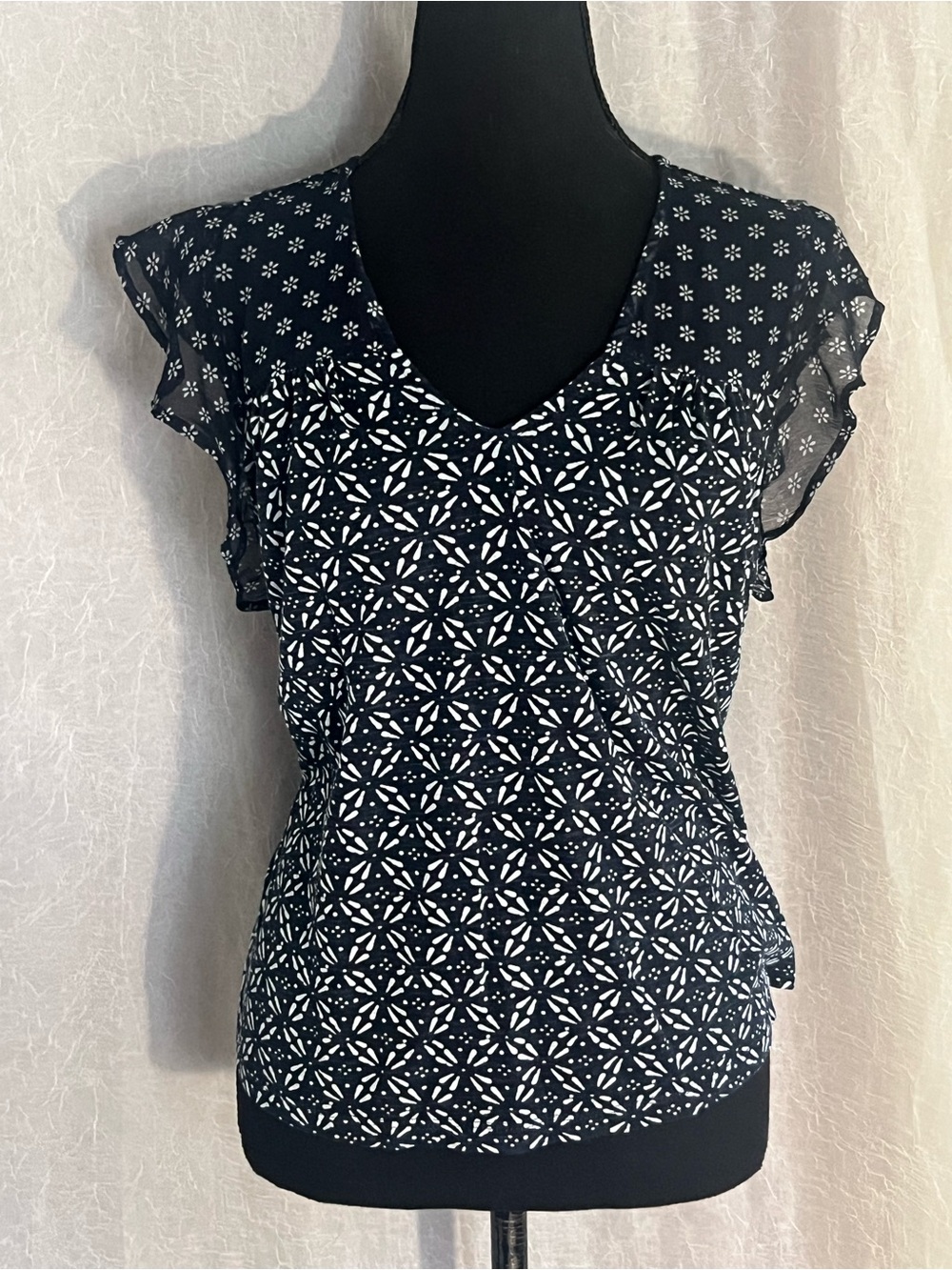 Lucky brand navy & white short sleeve pattern top